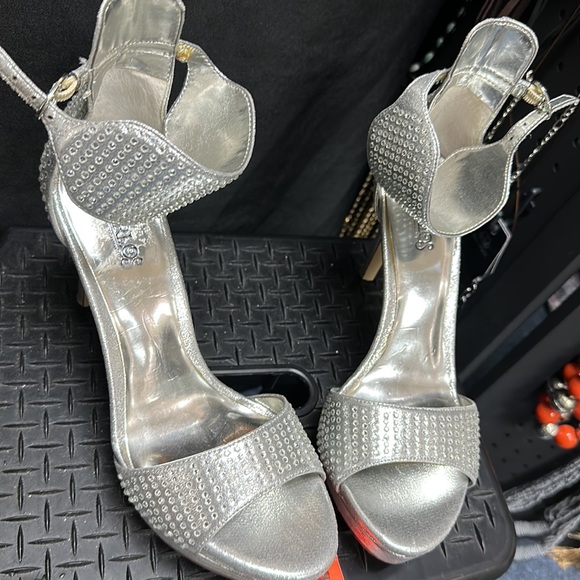 Silver heels - Picture 2 of 3